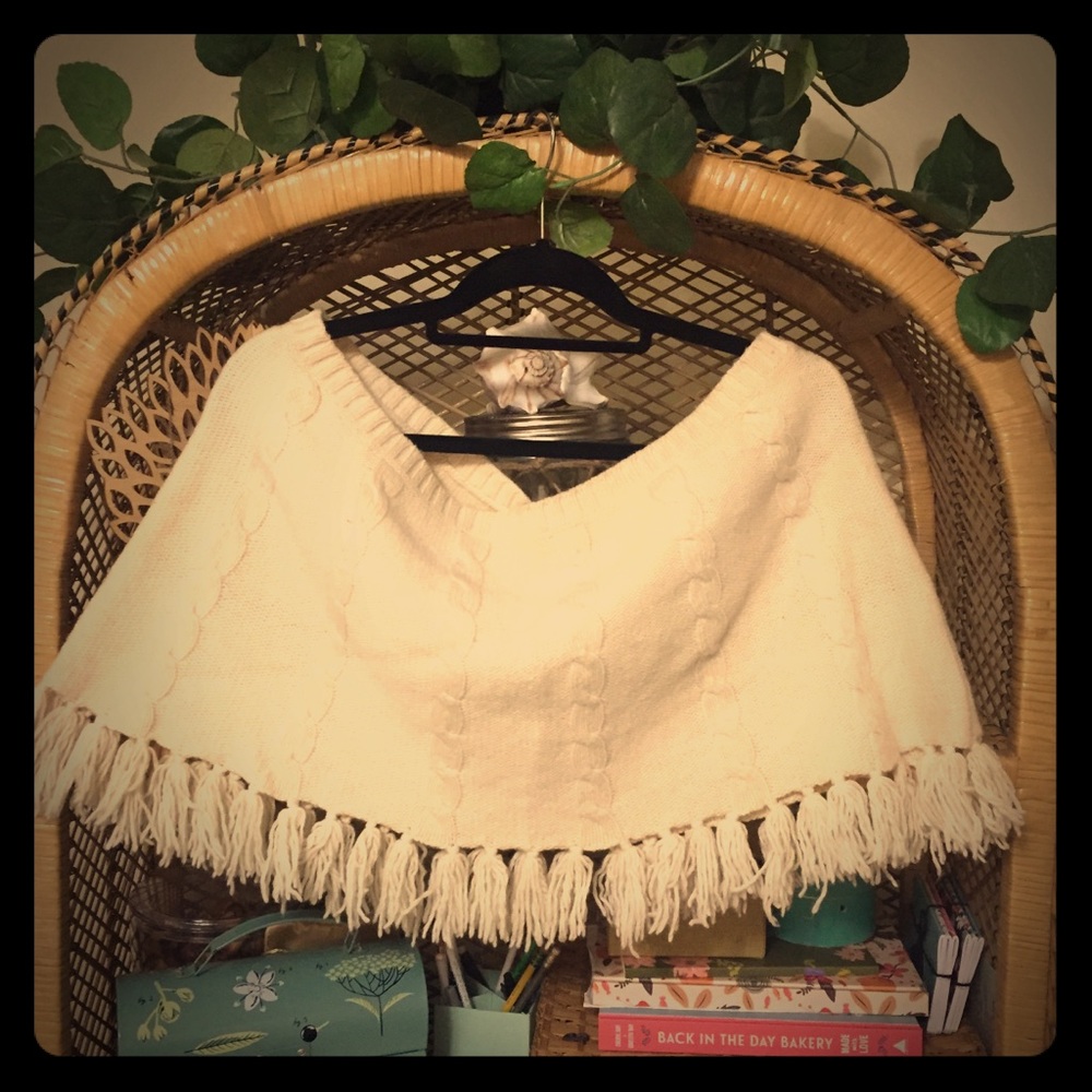 shoulder cover/ cropped poncho cream cable knit